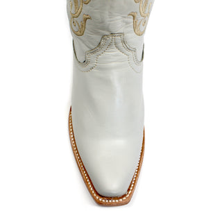 Close-up of snip toe on Artillero women’s pearl leather cowboy boot with detailed stitching