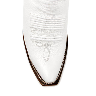 Close-up of white deer leather snip toe on Los Altos women’s Western boot with decorative stitching