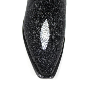 Close-up of single stone stingray snip toe featuring signature white stingray pearl.